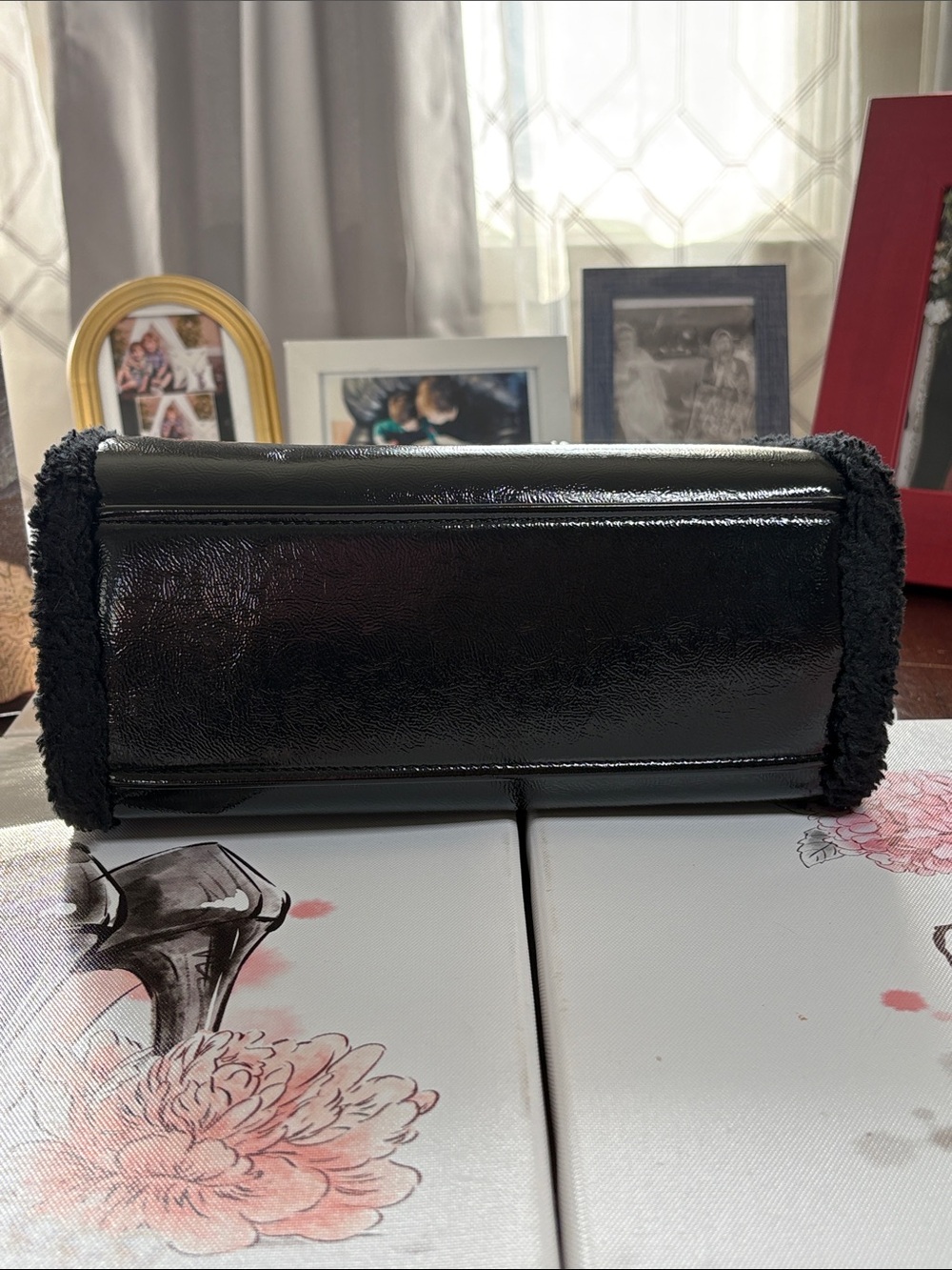 Kate Spade Black Patent Leather Shearling Bag w/Detachable Strap 8.5x10x4in EUC - Picture 7 of 16